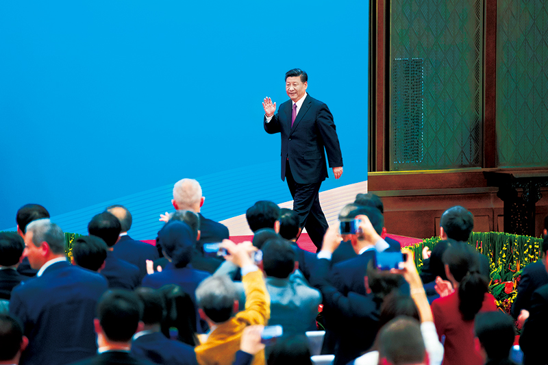 2019年4月27日，第二屆“一帶一路”國際合作高峰論壇在北京雁棲湖國際會議中心舉行圓桌峰會，國家主席習(xí)近平主持會議并致開幕辭。圓桌峰會閉幕后，習(xí)近平會見中外記者，介紹第二屆“一帶一路”國際合作高峰論壇圓桌峰會情況和主要成果。這是習(xí)近平步入記者會現(xiàn)場。 
