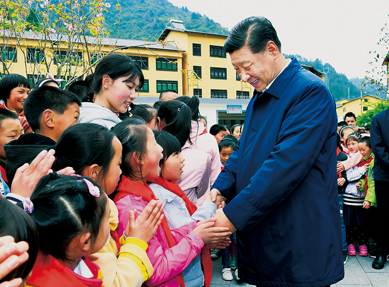 2019年4月15日至17日，中共中央總書記、國家主席、中央軍委主席習(xí)近平在重慶考察，并主持召開解決“兩不愁三保障”突出問題座談會。這是4月15日下午，習(xí)近平在石柱土家族自治縣中益鄉(xiāng)小學(xué)同學(xué)生們親切交談，詢問他們學(xué)習(xí)和生活情況。 