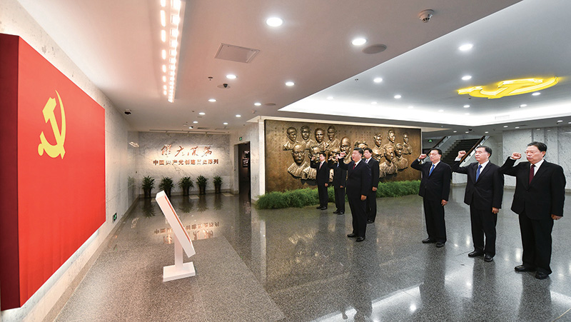 2017年10月31日，中共中央總書記、國家主席、中央軍委主席習近平帶領中共中央政治局常委李克強、栗戰(zhàn)書、汪洋、王滬寧、趙樂際、韓正，瞻仰上海中共一大會址和浙江嘉興南湖紅船。這是31日上午，在上海中共一大會址紀念館，習近平帶領其他中共中央政治局常委同志一起重溫入黨誓詞。 
