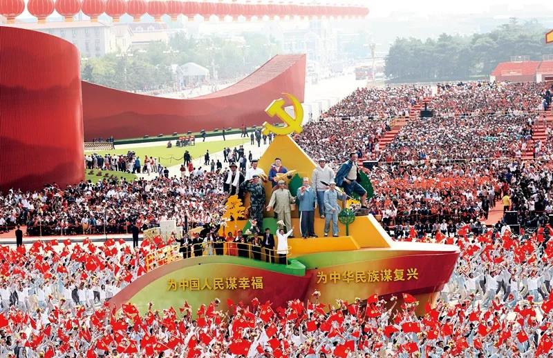 2019年10月1日上午，慶祝中華人民共和國(guó)成立70周年大會(huì)在北京天安門廣場(chǎng)隆重舉行。這是群眾游行中的“不忘初心”方陣。新華社記者 蘭紅光/攝