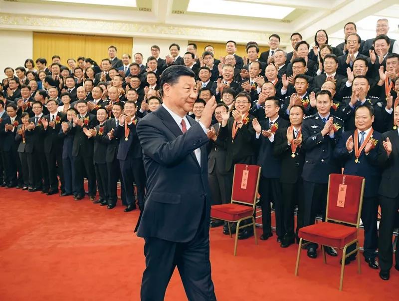 2019年6月25日，黨和國(guó)家領(lǐng)導(dǎo)人習(xí)近平、李克強(qiáng)、王滬寧等在北京人民大會(huì)堂會(huì)見(jiàn)第九屆全國(guó)“人民滿意的公務(wù)員”和“人民滿意的公務(wù)員集體”受表彰代表。新華社記者 李學(xué)仁/攝